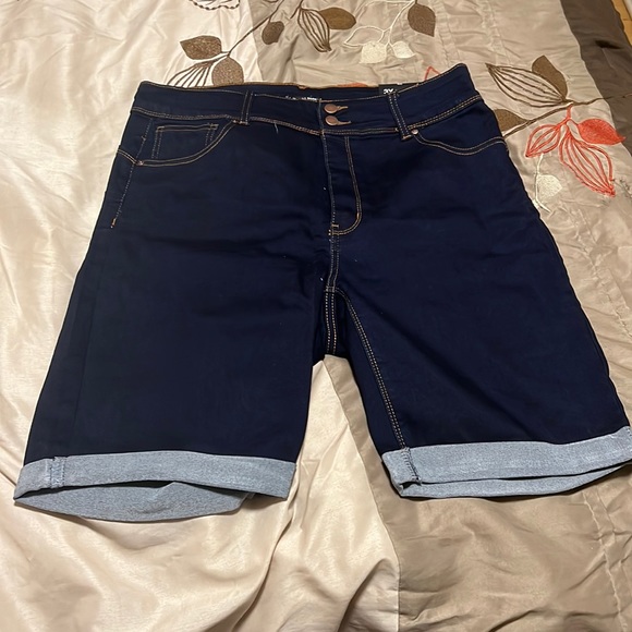 Lift Me Up Bermuda Shorts - Dark Wash - Picture 2 of 3